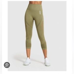 LIKE NEW GYMSHARK ENERGY SEAMLESS CAPRI. Size Medium  (tag removed)